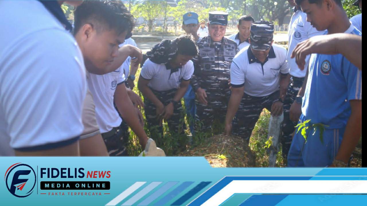 Ajak Prajurit TNI AL Gelar Kerja Bakti Dalam Peringatan HUT ke-81 RI dan Hari Jadi Kodaeral VI di TMP