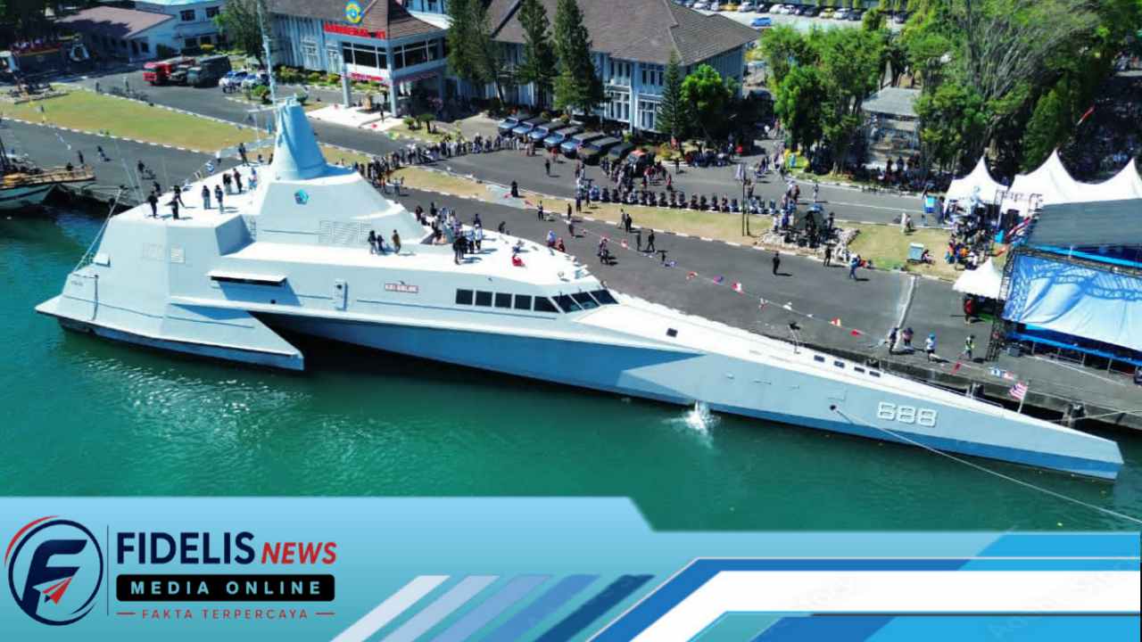 Ribuan Warga Makassar Geruduk Kapal Perang Siluman KRI Golok-688 Milik TNI AL