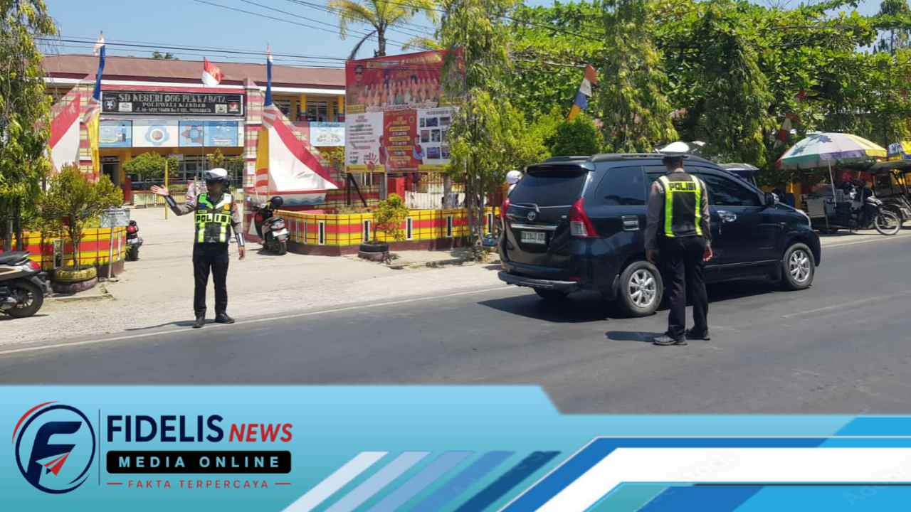 Satlantas Polres Polman Kawal Jam Pulang Sekolah, Pastikan Arus Lalu Lintas Aman dan Lancar