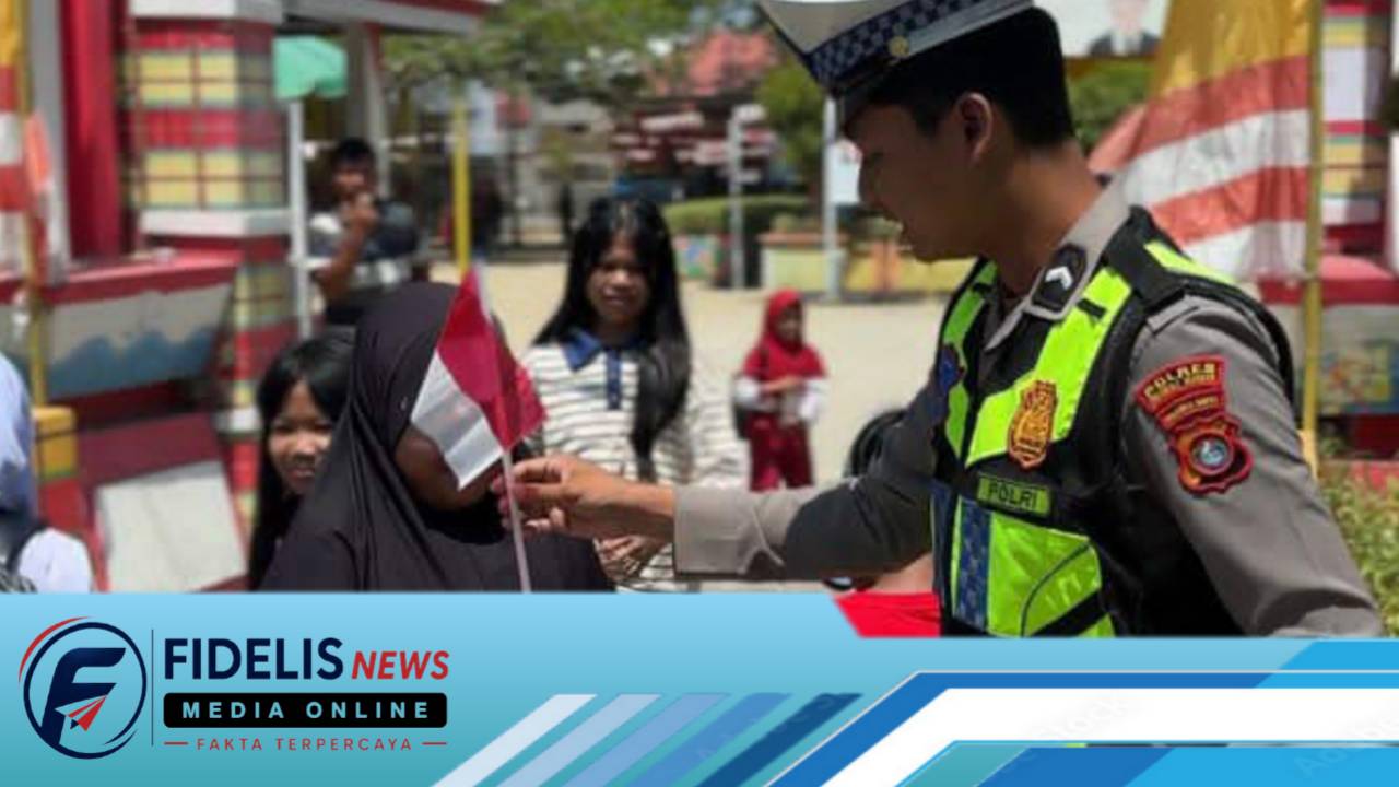 Semarak HUT ke-81 RI, Satlantas Polres Polman Bagikan Bendera Merah Putih kepada Anak Sekolah