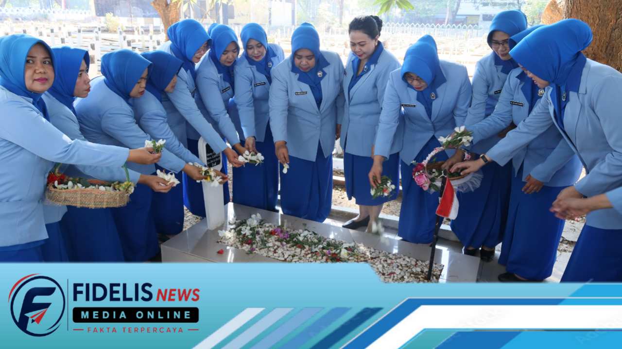 Ziarah dan Tabur Bunga Peringati HUT Ke-80 Jalasenastri, Ketua Daerah Kodaeral VI Gabungan Jalasenastri Koarmada RI di TMP Panaikang