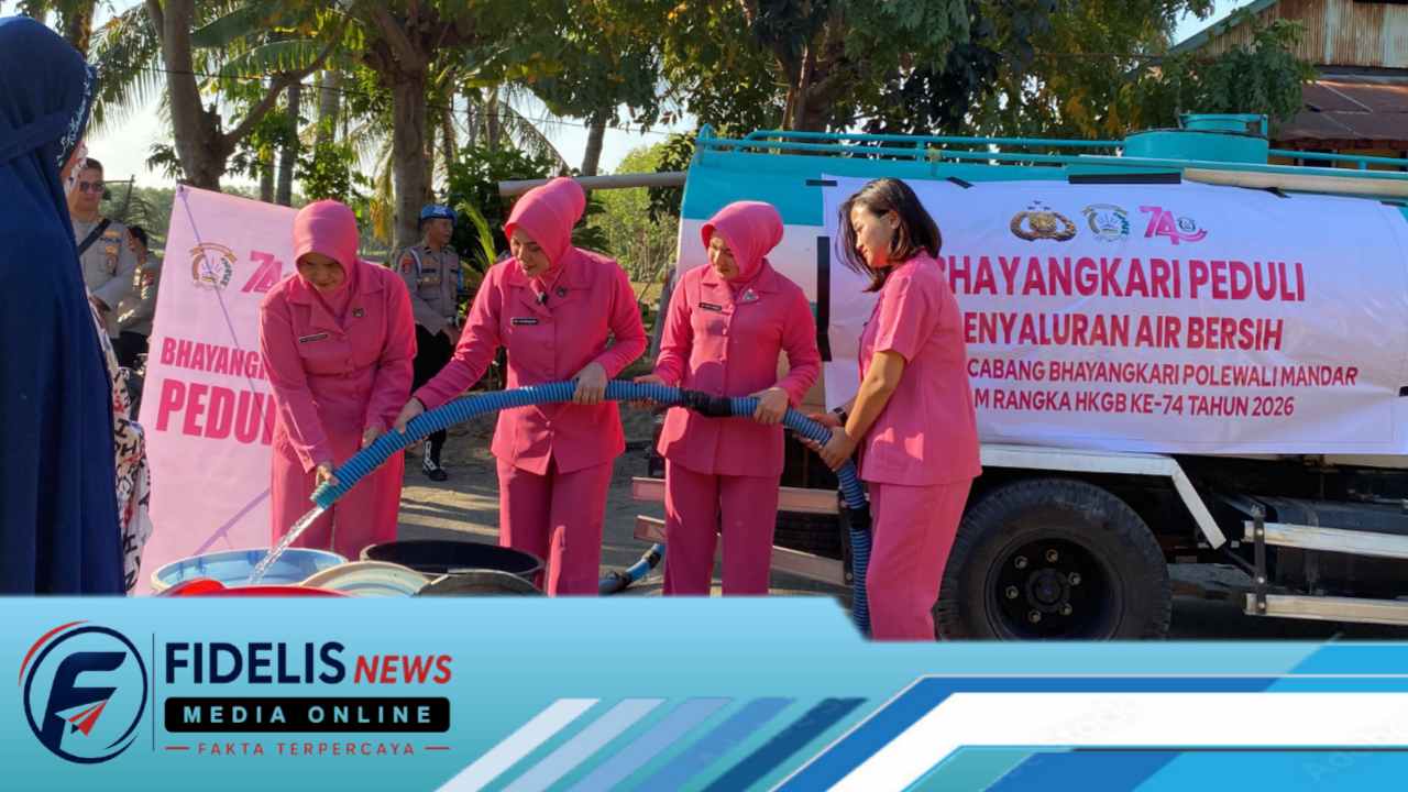 Bhayangkari Cabang Polman Salurkan Air Bersih Untuk Warga Galeso