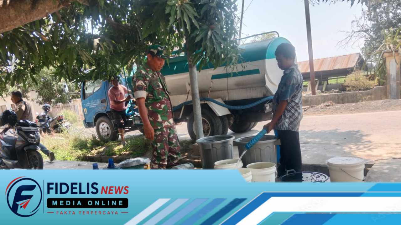 Babinsa Rumpa Salurkan Air Bersih Ke Warga